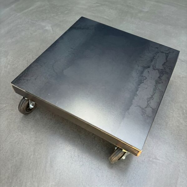 Table basse industrielle sur roulettes