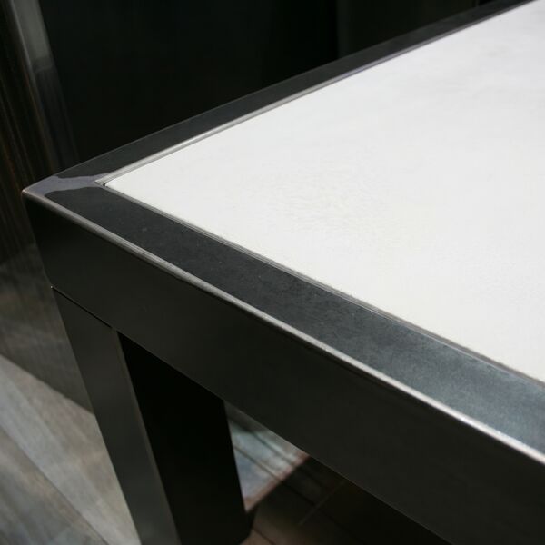 Table basse acier brut verni