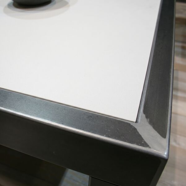 Table basse acier brut verni