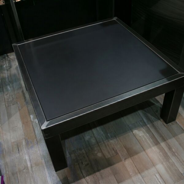 Table basse acier brut verni