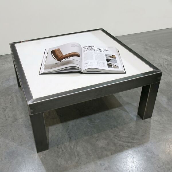 Table basse acier brut verni