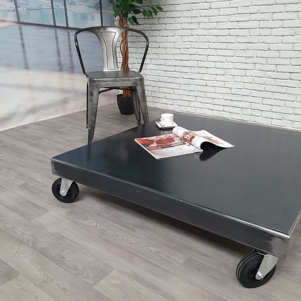 Table basse industrielle sur roulettes