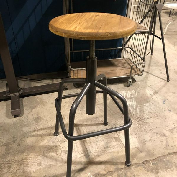 Table de bar extensible design industriel métal noir aspect bois gris Table de bar extensible design industriel métal noir aspect bois gris