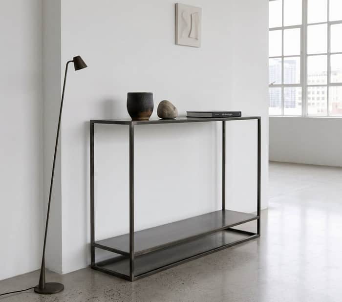 Console d'entrée design en acier brut verni avec étagère intégrée, fabrication artisanale française Loftboutik Console d'entrée design en acier brut verni avec étagère intégrée, fabrication artisanale française Loftboutik