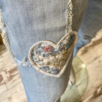 Jean décoré en denim clair