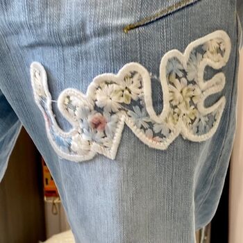 Jean décoré en denim clair