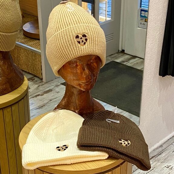 Bonnet Maille Motif Coeur Léopard - Chaud, Tendance & Confortable / 100% Acrylique