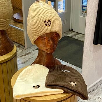 Bonnet Maille Motif Coeur Léopard - Chaud, Tendance & Confortable / 100% Acrylique