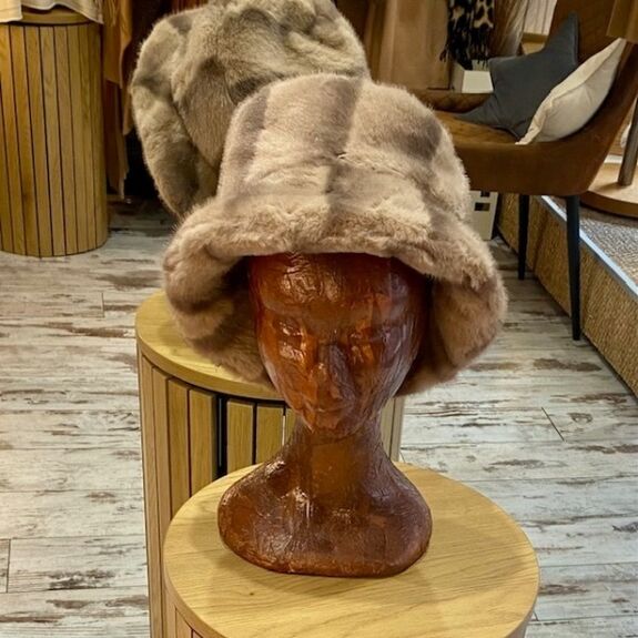 Chapeau en Fausse Fourrure Taupe Dégradé