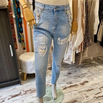 Jean décoré en denim clair