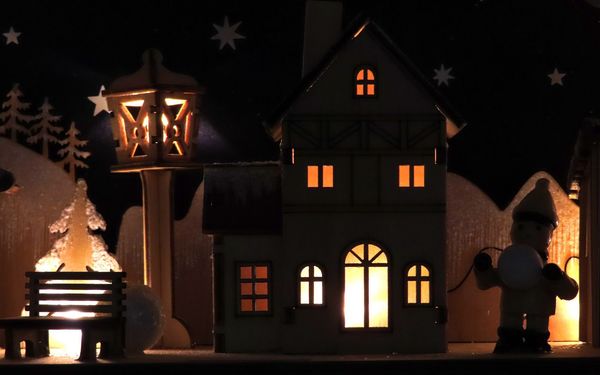Calendario dell'Avvento musicale di legno a forma di chalet con tante luci - Codice di questo Calendario dell'Avvento musicale di legno a forma di chalet con tante luci - Codice di questo