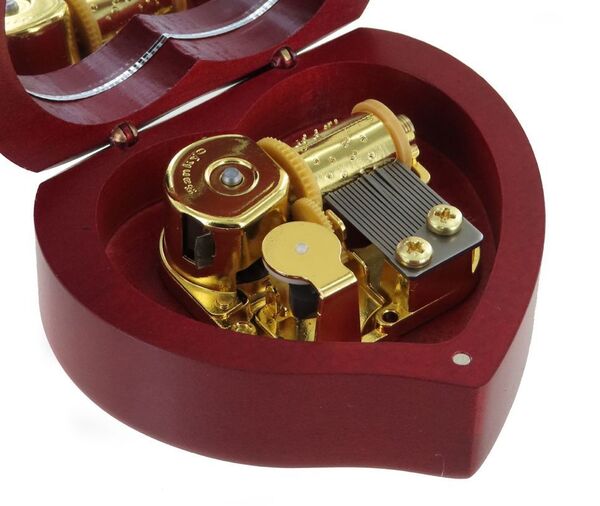 Music box with 18-note wind up musical mechanism - Item# of this music box: BOITE-COEUR-9.