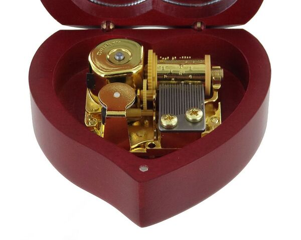Music box with 18-note wind up musical mechanism - Item# of this music box: BOITE-COEUR-9.