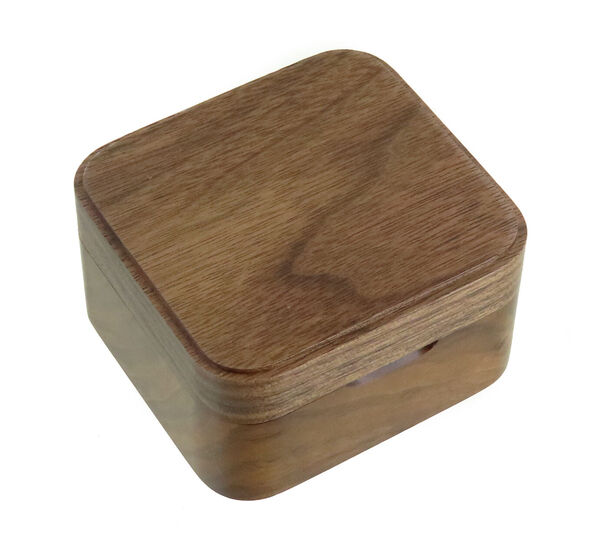 Kleine Spieluhr / Spieldose aus dunklem Holz - Kennummer dieser Spieluhr / Spieldose: BOITE-MUSIQUE-MAR06.