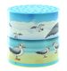 Traditionelle Möwedose (Möwe-Dose) oder Möwestimme mit einem Etikett, das Möwen in der Nähe eines Strandes darstellt - Kennummer dieser Möwedose (Möwe-Dose) oder Möwestimme: 5850010A.
