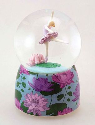 Boule à neige musicale animée avec mécanisme musical traditionnel à ressort de 18 notes - Référence de cette boule à neige musicale: 80407.