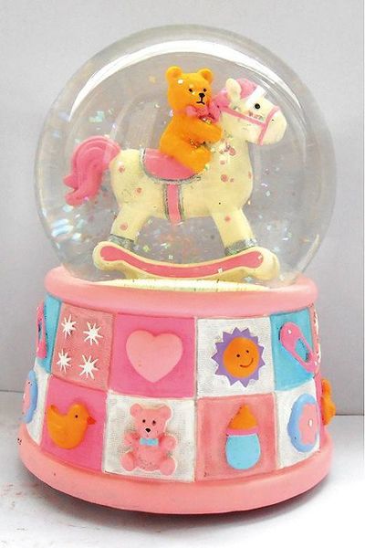 Boule à neige musicale animée avec mécanisme musical traditionnel à ressort de 18 notes - Référence de cette boule à neige musicale: 14296.