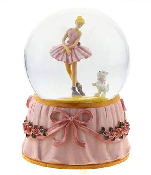 Boule à neige musicale animée avec mécanisme musical traditionnel à ressort de 18 notes - Référence de cette boule à neige musicale: 15024.