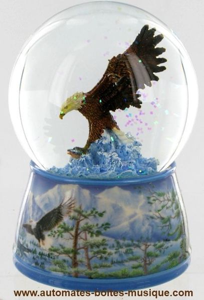 Boule à neige musicale animée avec mécanisme musical traditionnel à ressort de 18 notes - Référence de cette boule à neige musicale: 25216.
