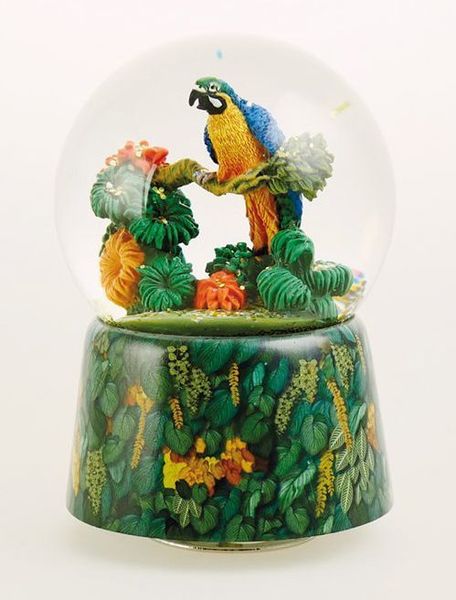 Boule à neige musicale animée avec mécanisme musical traditionnel à ressort de 18 notes - Référence de cette boule à neige musicale: 80102.