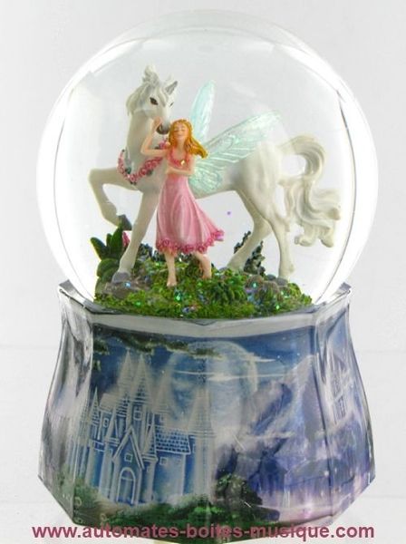 Musikalische Schneekugel mit traditionellem 18-Ton Federspielwerk - Kennnummer dieser musikalischen Schneekugel: 25217.