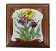 Sottopentola musicale antico in legno con piastrella in maiolica raffigurante un bouquet di iris - Riferimento di questo sottopentola musicale: DESSOUS-PLAT-02.