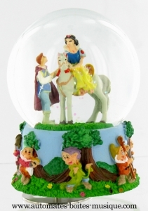 Schneekugel mit Spieluhr aus Polystone: Schneekugel mit Spieluhr mit Schneewitchen.