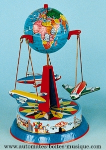 Brinquedo mecânico de colecção em metal, latão e ferro branco grafado: brinquedo mecânico carrossel terra com aviões.
