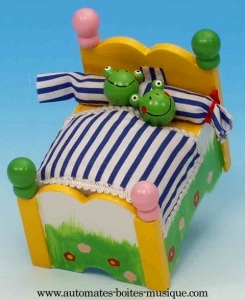 Juguete musical de madera con mecanismo musical tradicional de