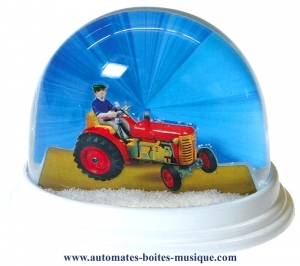 Traditional non-musical snow globe made of plastic without any 18 note musical mechanism - Item # for this non-musical snow globe made in Germany : 3902132