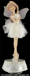 Ballerina-fata automa musicale con tutù di piume e tulle.