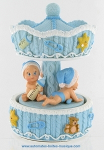 Automi neonati musicali in una giostra azzurra.