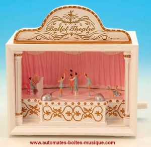Teatro musicale con automi sul tema del balletto "Il lago dei cigni".