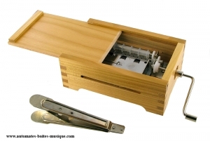 With this semi-chromatic small componium which is a music box to set up (30 notes) you can play your own melodies (with some semitones) starting from cards made of paper on which holes are made thanks to a special cutter for semi-chromatic small componium