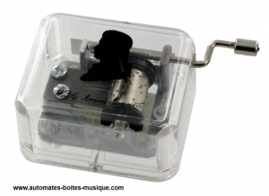 Handkurbel-Spieluhr aus Kunstharz mit dem Portrait Mozarts.