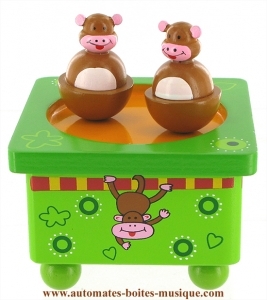 Carillon animato di legno con personaggi mobili.