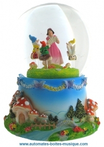 Musical snow globe made of polystone : sparkling musical snow globe with Snow White and the dwarfs go up and down and around Snow White.