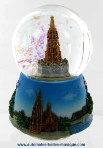 Musical snow globe made of polystone : sparkling musical snow globe "Nuremberg well and other buildings".