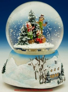 Sfera musicale natalizia con neve di polystone : scena decorativa con albero di Natale.