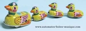 Giocattolo meccanico da collezione di metallo, lamiera e latta aggraffati : giocattolo meccanico famiglia di anatre.