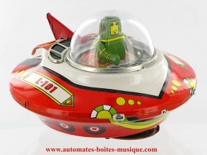 Juguete mecánico de colección de metal, chapa y hojalata brochada : juguete mecánico "Gallos en un columpio".