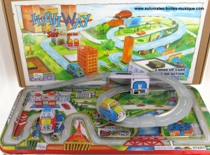 Giocattolo meccanico da collezione di metallo, lamiera e latta aggraffati : autostrada con due automobili.