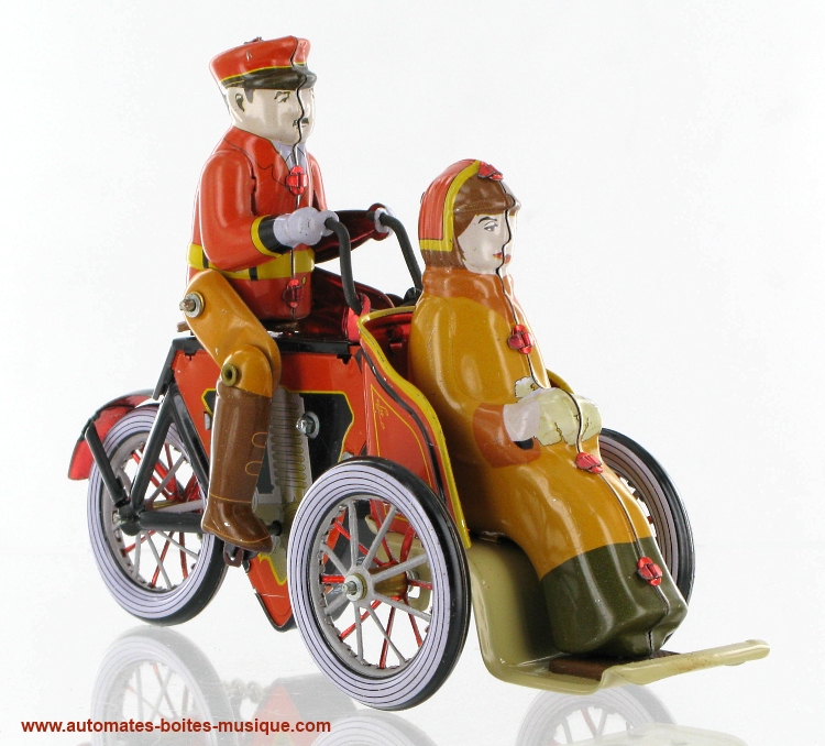 Vente Jouet mécanique en métal, tôle et fer blanc agrafé : jouet mécanique Carrousel avec Vente Jouet mécanique en métal, tôle et fer blanc agrafé : jouet mécanique Carrousel avec
