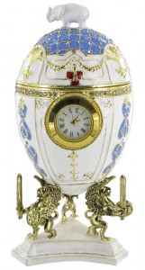 Uovo musicale in stile Fabergé di metallo con orologio perfettamente funzionante.