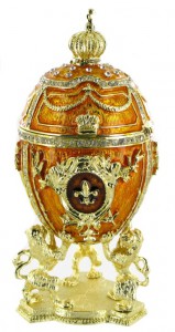 Uovo musicale in stile Fabergé di metallo con corona.
