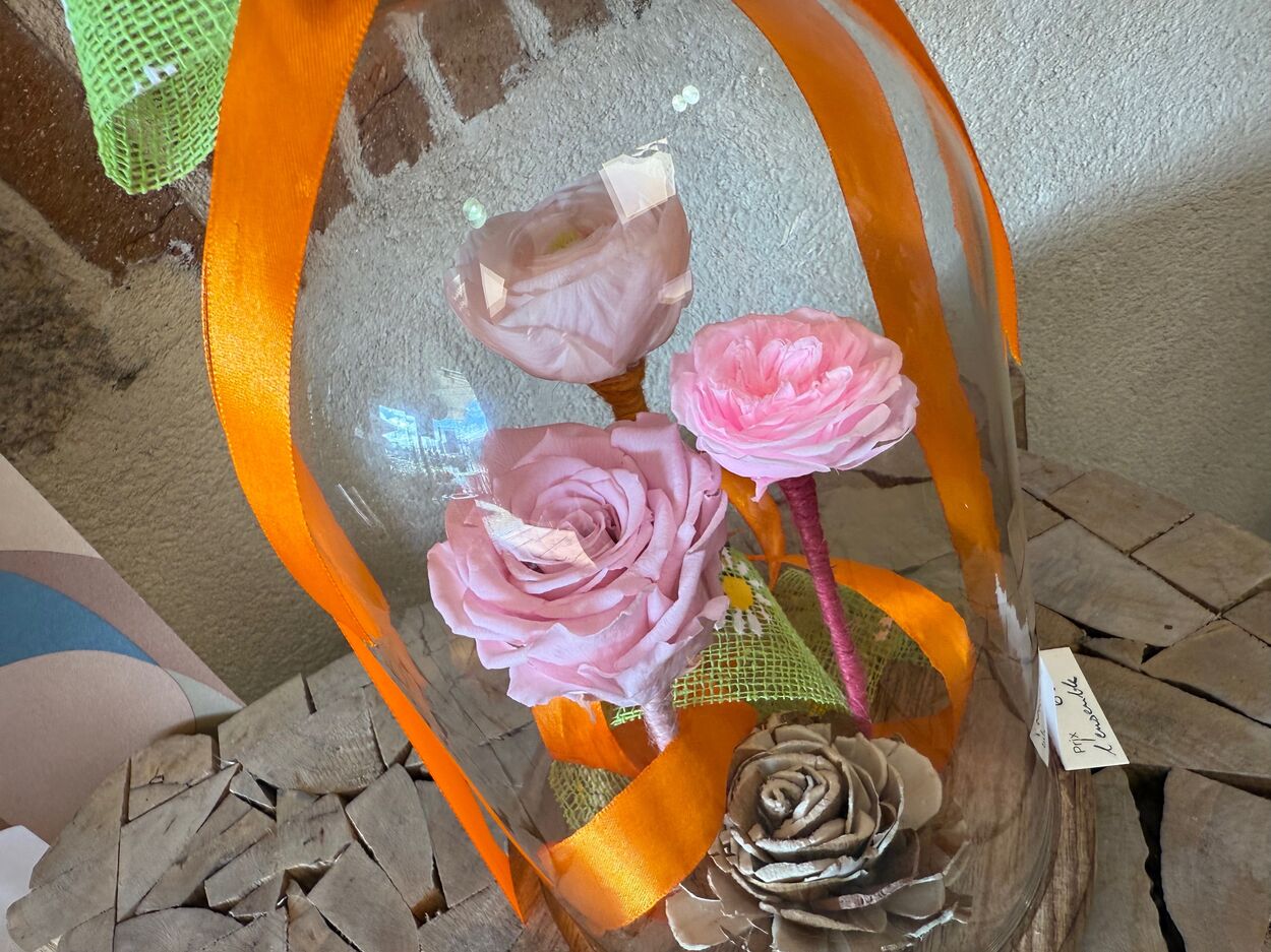 Grande Cloche de rose et de renoncule stabilisées