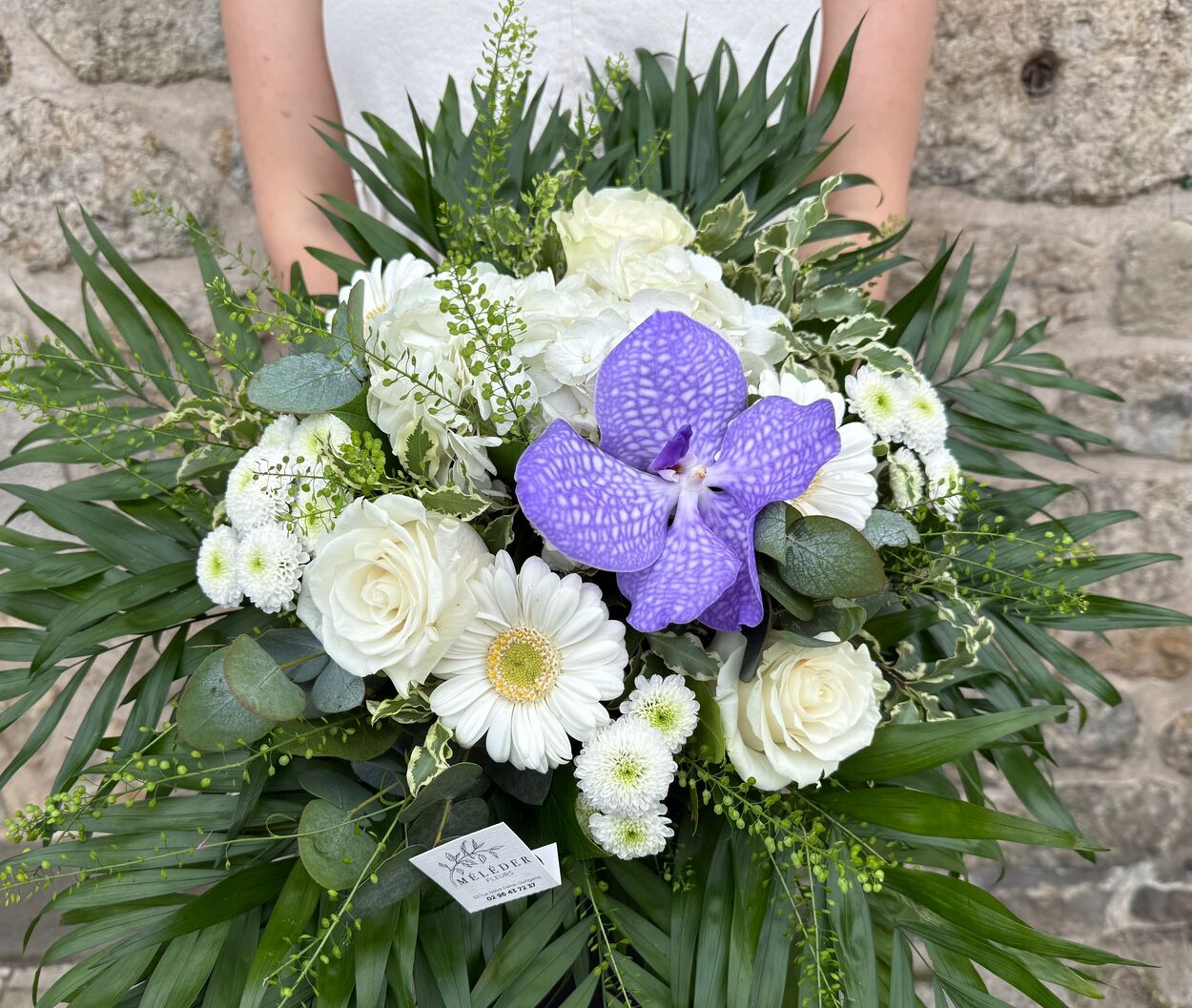 Bouquet rond blanc, bleu , parm