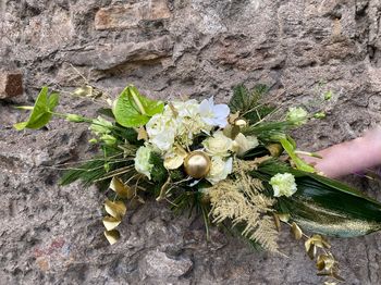 Bouquet assymétrique blanc/or noëlisé