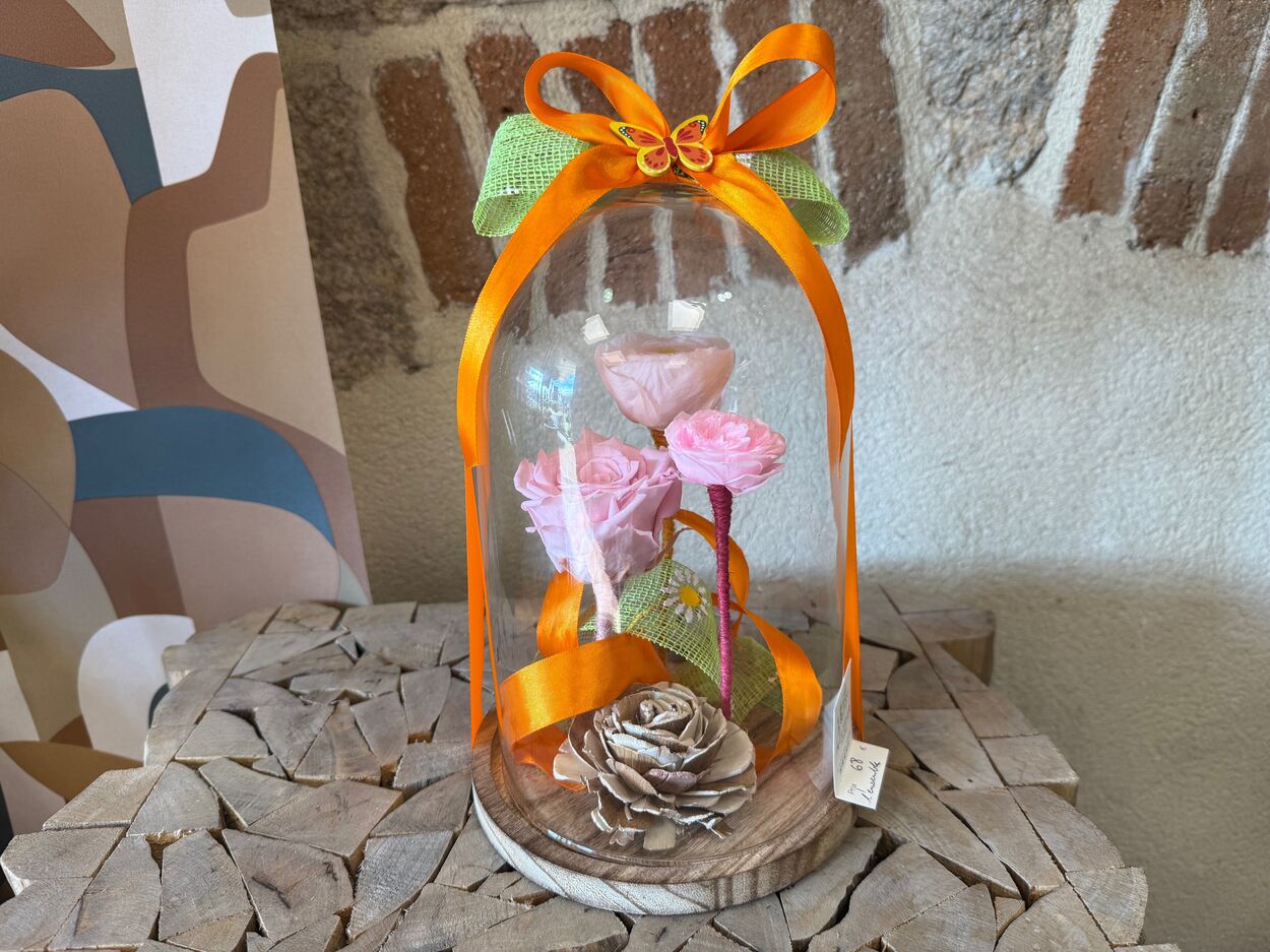 Grande Cloche de rose et de renoncule stabilisées