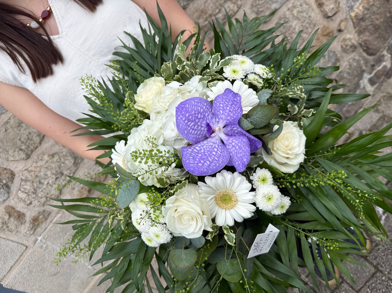 Bouquet rond blanc, bleu , parm